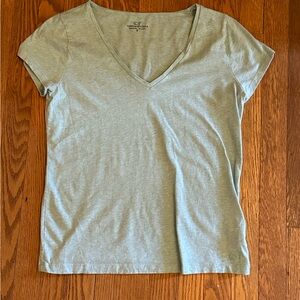 Vineyard Vines vneck size small
